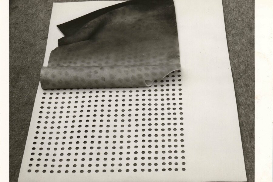 Václav Dosbaba, Objekt, 1990, modurit, pastel, šepsované plátno, 80,5x59 cm; foto: Němec